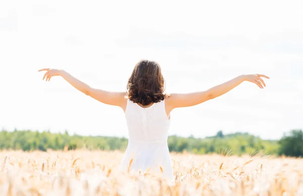 Mulher feliz em um prado de centeio — Fotografia de Stock