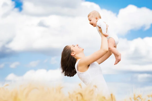 Vrouw speelt met haar baby baby — Stockfoto