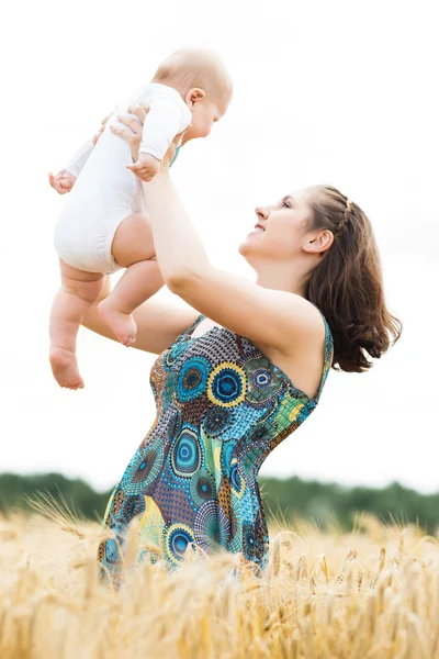 Kobieta gra na jej niemowlę dziecko — Zdjęcie stockowe