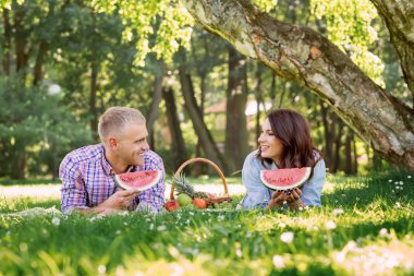 gülümseyen çift parkta yalan