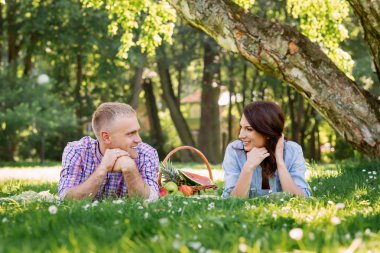 genç erkek ve kadın aşık