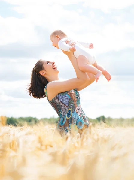 Vrouw speelt met haar baby baby — Stockfoto