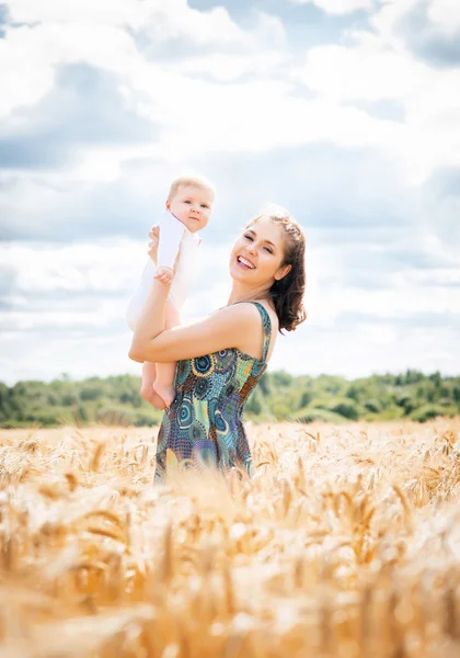 Bebek bebeği ile oynayan kadın