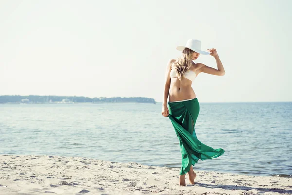 Blond noszenie kapelusza, bikini — Zdjęcie stockowe