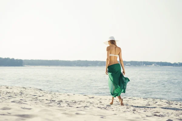 Femme en soie verte marchant — Photo