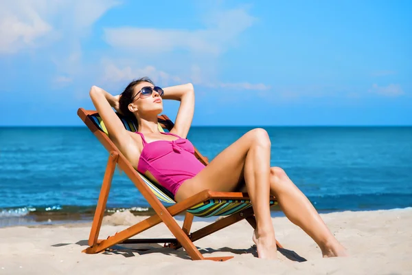 Счастливая женщина на летнем пляже — стоковое фото