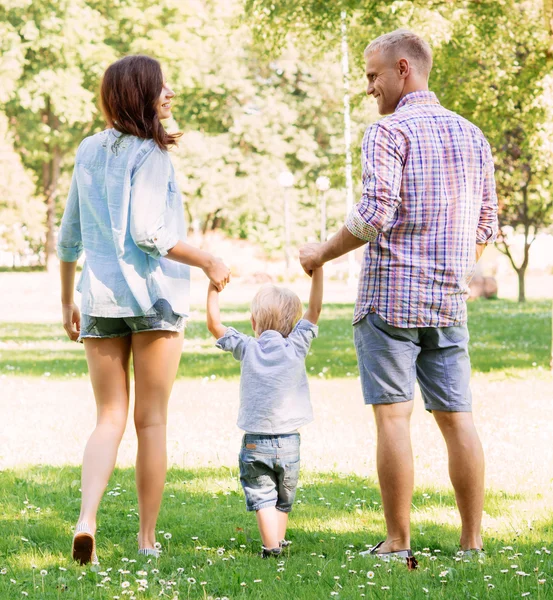 Pareja tener un gran tiempo con hijo —  Fotos de Stock