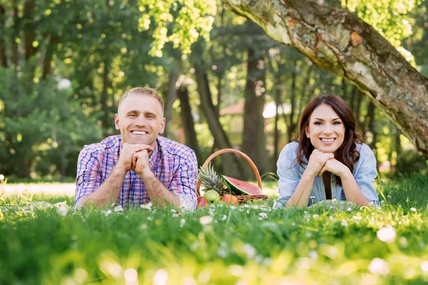 Pareja joven acostada en el parque — Foto de Stock