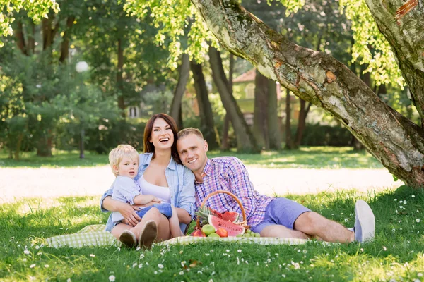 Mooie paar met peuter zoon — Stockfoto