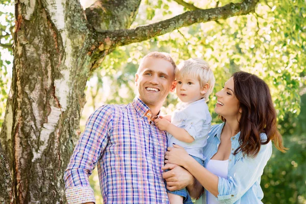 Genç çift birlikte vakit geçiriyor.