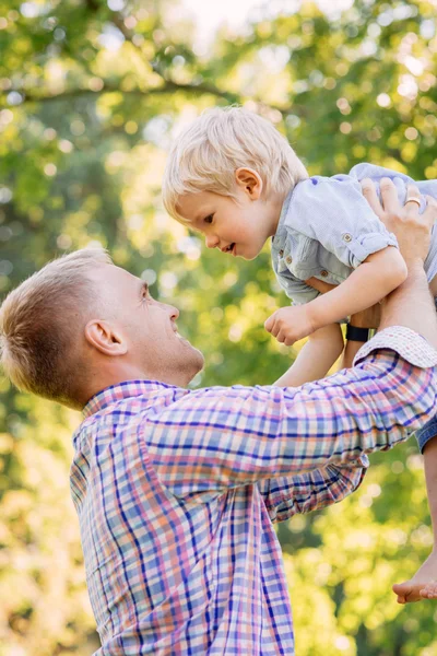 Padre levantando a su hijo pequeño —  Fotos de Stock