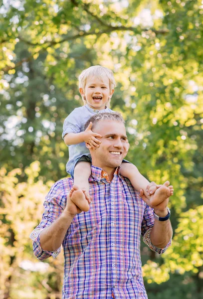 Babasının boynuna oturan oğlu