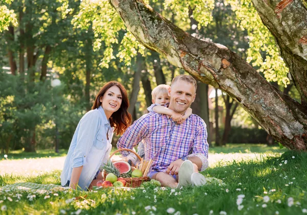 Familia estar juntos en el parque — Foto de Stock