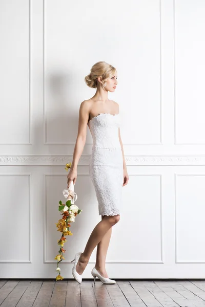 Mladá a krásná nevěsta v bílých šatech — Stock fotografie