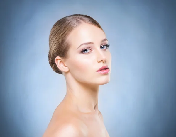 Retrato de mujer joven, hermosa y saludable — Foto de Stock