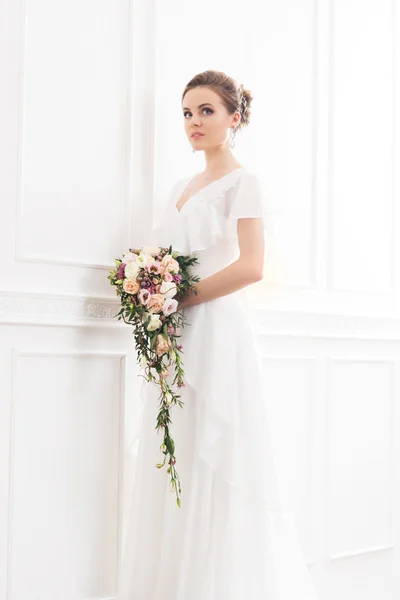 Jonge en mooie bruid — Stockfoto