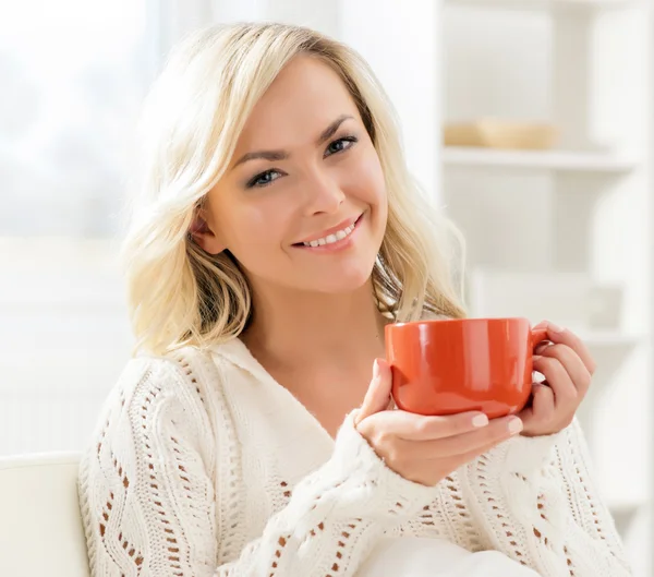 Frau genießt Kaffeeduft — Stockfoto
