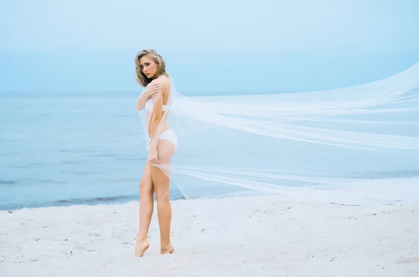 Sensual, sensual senhora na praia — Fotografia de Stock