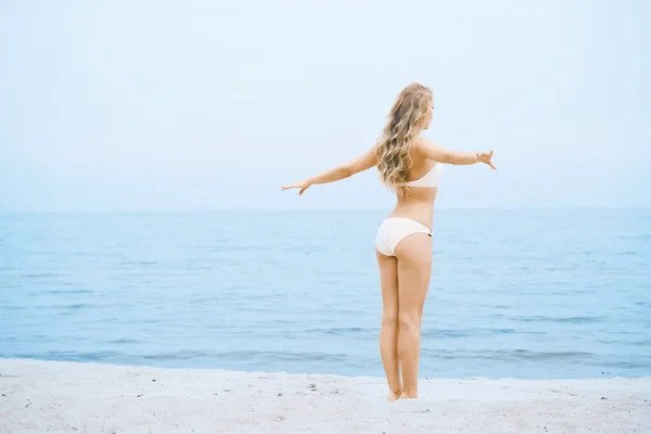 Sinnliche, sexy Dame am Strand — Stockfoto