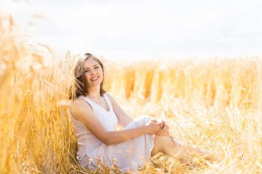 bir Rye bir çayırda mutlu kadın