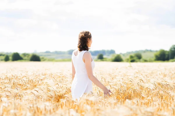 Bir Rye bir çayırda mutlu kadın — Stok fotoğraf