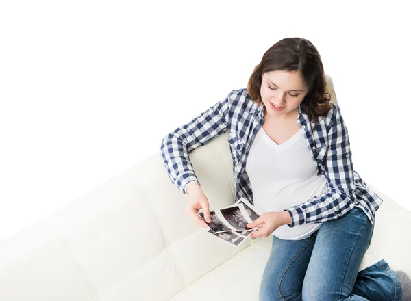 Junge schöne glückliche schwangere Frau — Stockfoto