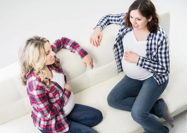 Two pregnant friends having a chat — Stock Photo, Image