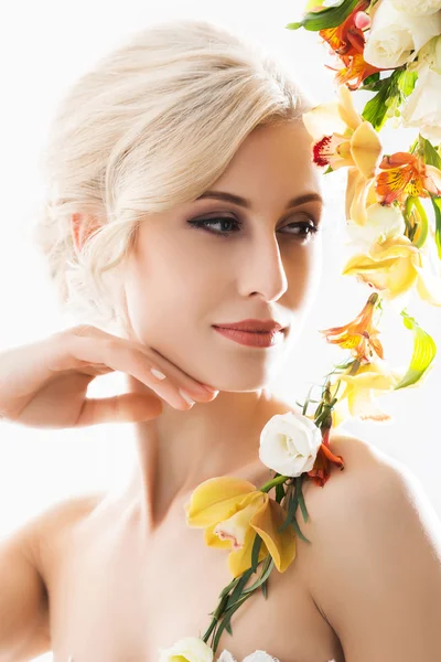 Çiçekler çok güzel, genç bir gelinle portresi — Stok fotoğraf