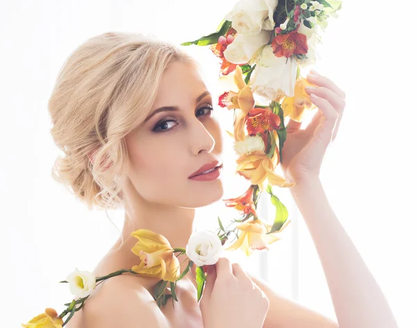 Bela, noiva sensual em um vestido branco flores — Fotografia de Stock