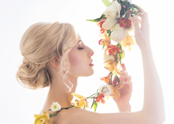 Prachtige, sensuele bruid in een witte jurk-bloemen — Stockfoto