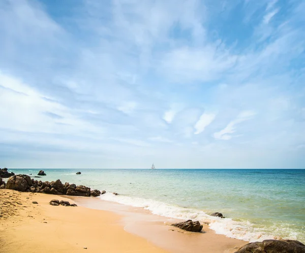 Nyáron strand (ég, tenger és a sziklák) — Stock Fotó