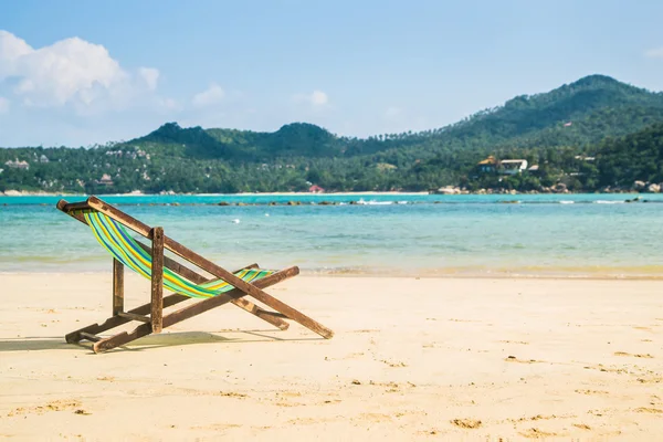 Solstolar på en tropisk strand på sommaren — Stockfoto