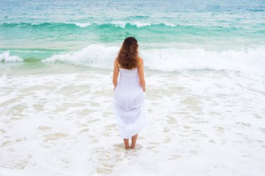 Güzel esmer dalgalı okyanusa doğru gidiyor