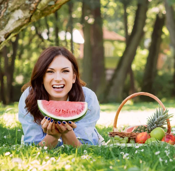 Mujer de buen humor con una rebanada de sandía — Foto de Stock