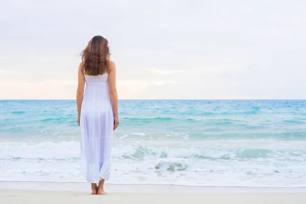 Beautiful brunette going to the wavy ocean — Stock Photo, Image