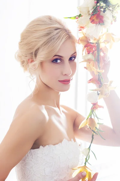 Porträt einer schönen, sinnlichen Braut mit Blumen — Stockfoto