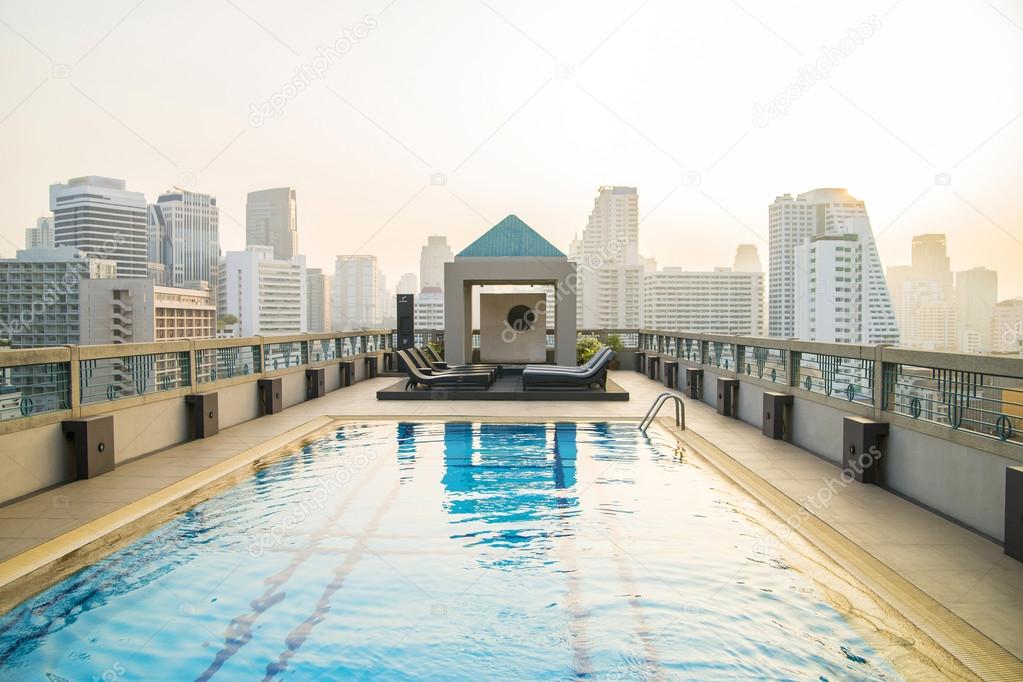 Piscina di lusso sul tetto di un grattacielo — foto stock © shmeljov ... Piscina sul tetto