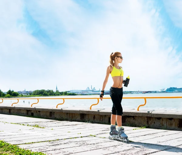 Νέος και κατάλληλα γυναίκα rollerblading για πατίνια — Φωτογραφία Αρχείου