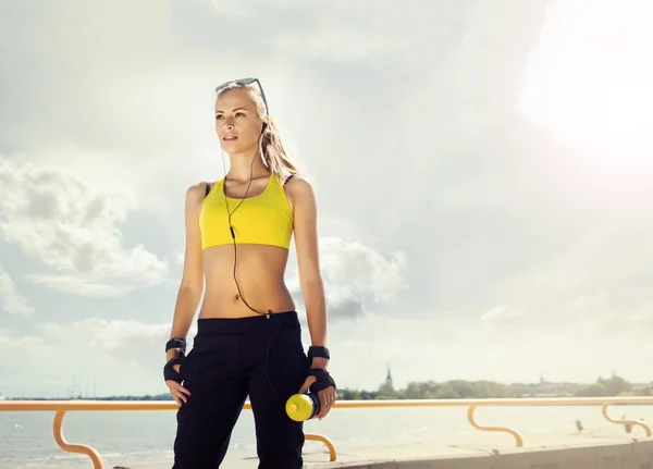 Mujer joven y deportiva posando al aire libre — Foto de Stock