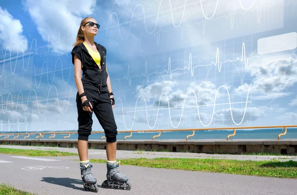 Ung och vältränad kvinna rollerblades på skridskor — Stockfoto