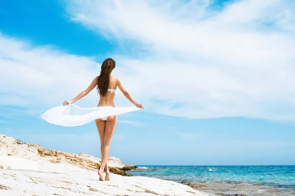 Mujer joven y sexy en un traje de baño blanco en la playa —  Fotos de Stock