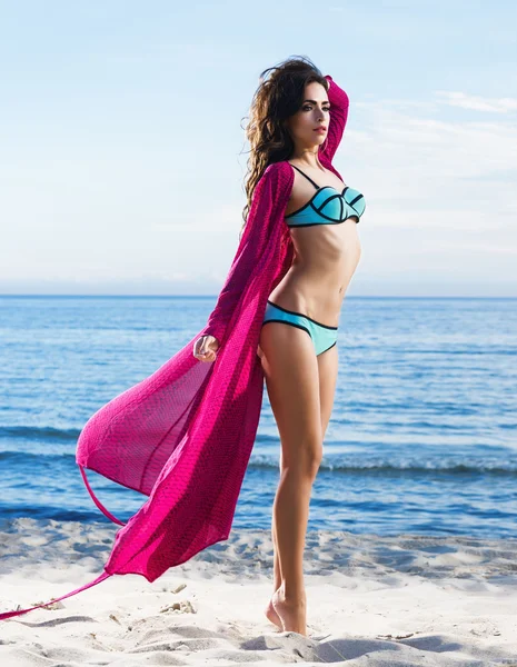 Jong, mooi en sexy vrouw op het strand — Stockfoto