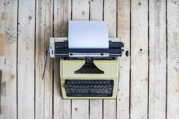 Retro skrivmaskin på en Vintage trä bakgrund — Stockfoto