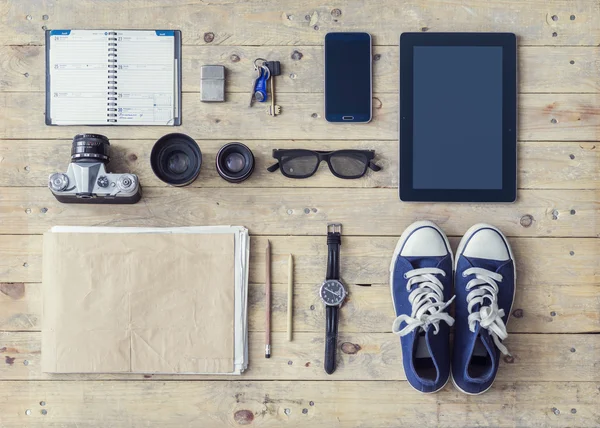 Artículos para viajeros o periodistas en un escritorio de madera —  Fotos de Stock