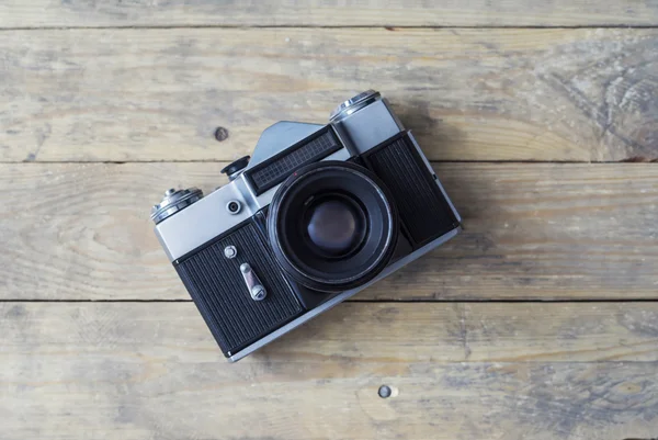 Fotocamera fotografica vintage su uno sfondo di legno — Foto Stock