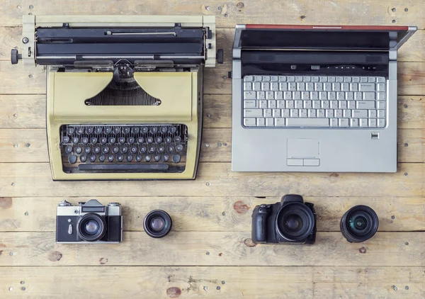 Novinářské vybavení: psací stroj, fotoaparát, laptop — Stock fotografie