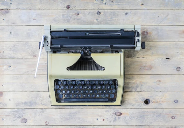 Máquina de escribir retro sobre fondo de madera vintage —  Fotos de Stock