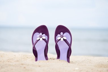 Sahilde güzel mor parmak arası terlik