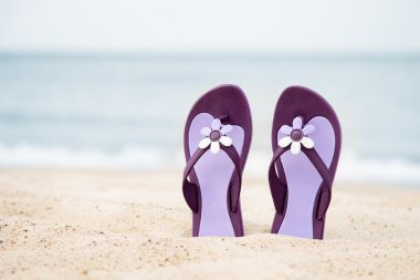 Sahilde güzel mor parmak arası terlik