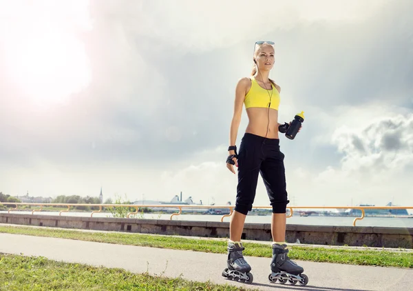 Νέος και κατάλληλα γυναίκα rollerblading για πατίνια — Φωτογραφία Αρχείου